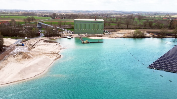 Das Quarzwerk liegt direkt am Sandtagebau mit dem großen See