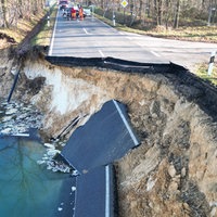 Blick von der betroffenen Straße aus auf das Loch 