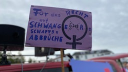 Mit Plakaten demonstrieren mehr als tausend Menschen gegen das Abtreibungsverbot.