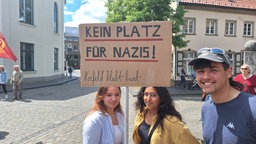Demonstrationsschild welches von zwei jungen Frauen gehalten wird.