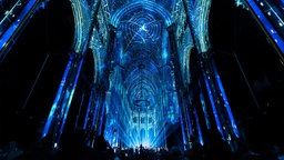 Das Publikum bestaunt die blaue Lichtinstallation im Dom