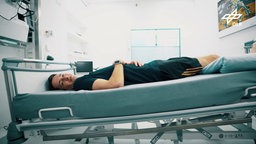 Person liegt auf einer Liege