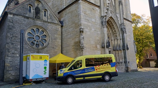 Duschwagen mit ABS-Auto vor der Überwasserkirche