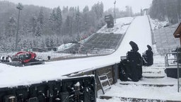 Die eingeschneite Skisprungschanze
