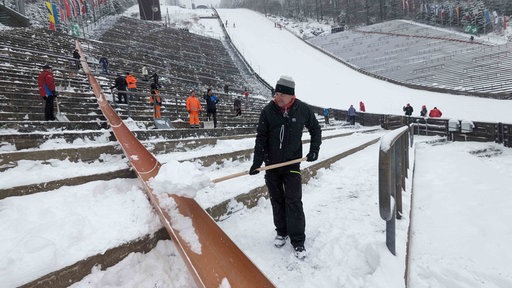 Ein Mann schippt Schnee