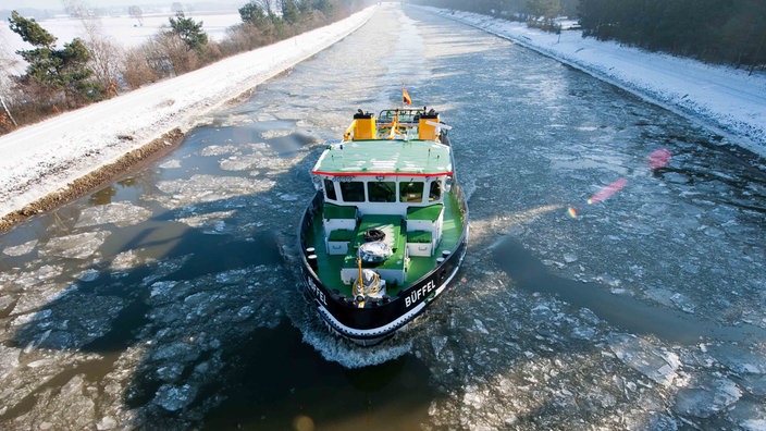Ein Eisbrecher auf einem gefrorenen Fluss