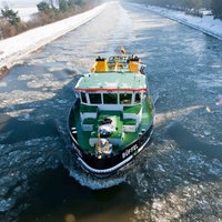 Ein Eisbrecher auf einem gefrorenen Fluss