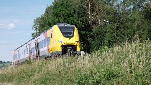 Das Bild zeigt einen der Akku-Züge während der Fahrt.