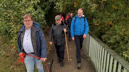 Erzbischof Bentz bei der Begegnungswoche im Sauerland beim Wandern im Wald