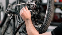 Mann baut an einem Fahrrad