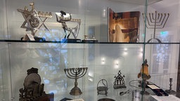 Rituelle jüdische Gegenstände in einer Glasvitrine