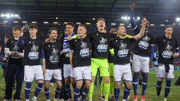 Die Mannschaft von Arminia jubelt nach Spielschluss gegen Bayer Leverkusen.