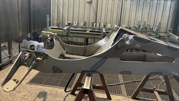 Ein Metallteil, dass in einer Zuliefererfirma produziert wird