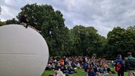 Ein Park voller junger Menschen.