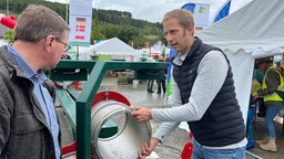 Maschinenbauer Florian Eickelmann auf der Weihnachtsbaumbörse in Eslohe
