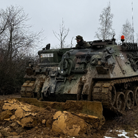 Ein Panzer der Bundeswehr befindet sich auf einem Feld.