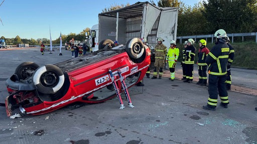 Das beschädigte Auto liegt Kopfüber