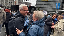 Das Ehepaar Dietmar und Susanne tanzen gemeinsam.