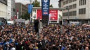 Der Jahnplatz ist voller Fußballfans
