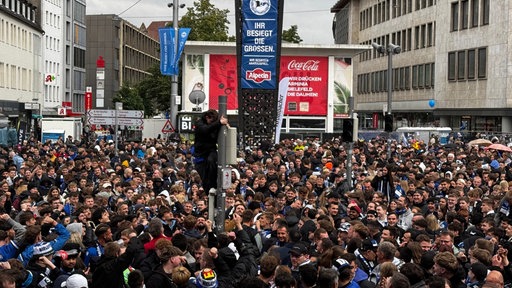 Der Jahnplatz ist voller Fußballfans