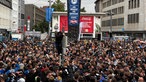Der Jahnplatz ist voller Fußballfans