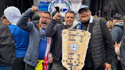 Martin, Marvin und Mario halten den potenziellen DFB-Pokal bereits in der Hand.