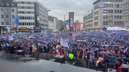 Die Fans halten ihre Bielefeld-Schals in die Höhe.