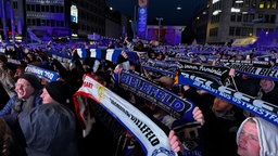 Die Fans halten ihre Schals hoch