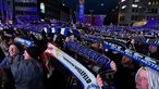 Die Fans halten ihre Schals hoch