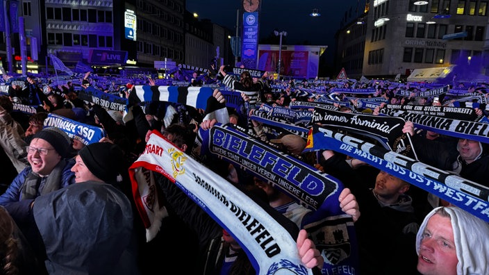 Die Fans halten ihre Schals hoch