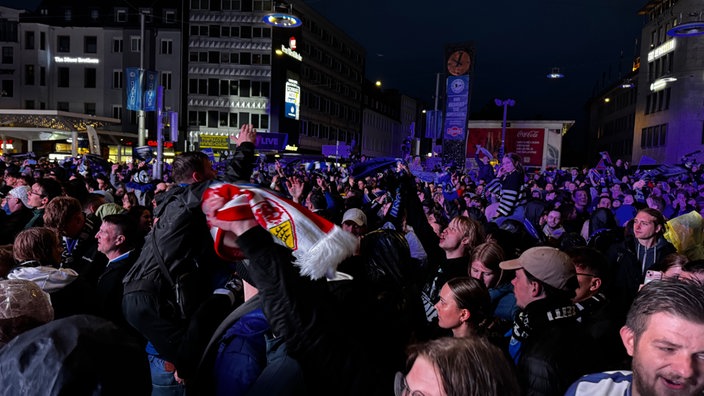Die Fans jubeln beim Treffer
