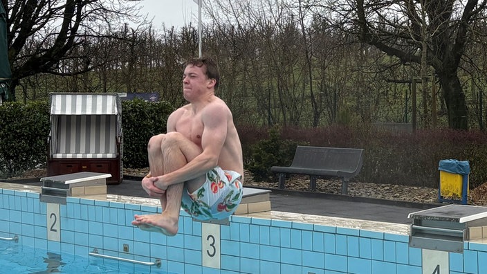 Mit Arschbombe ins kalte Wasser.