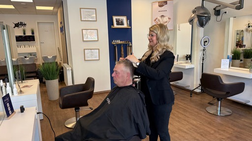 Friseurin macht bedient Kunden