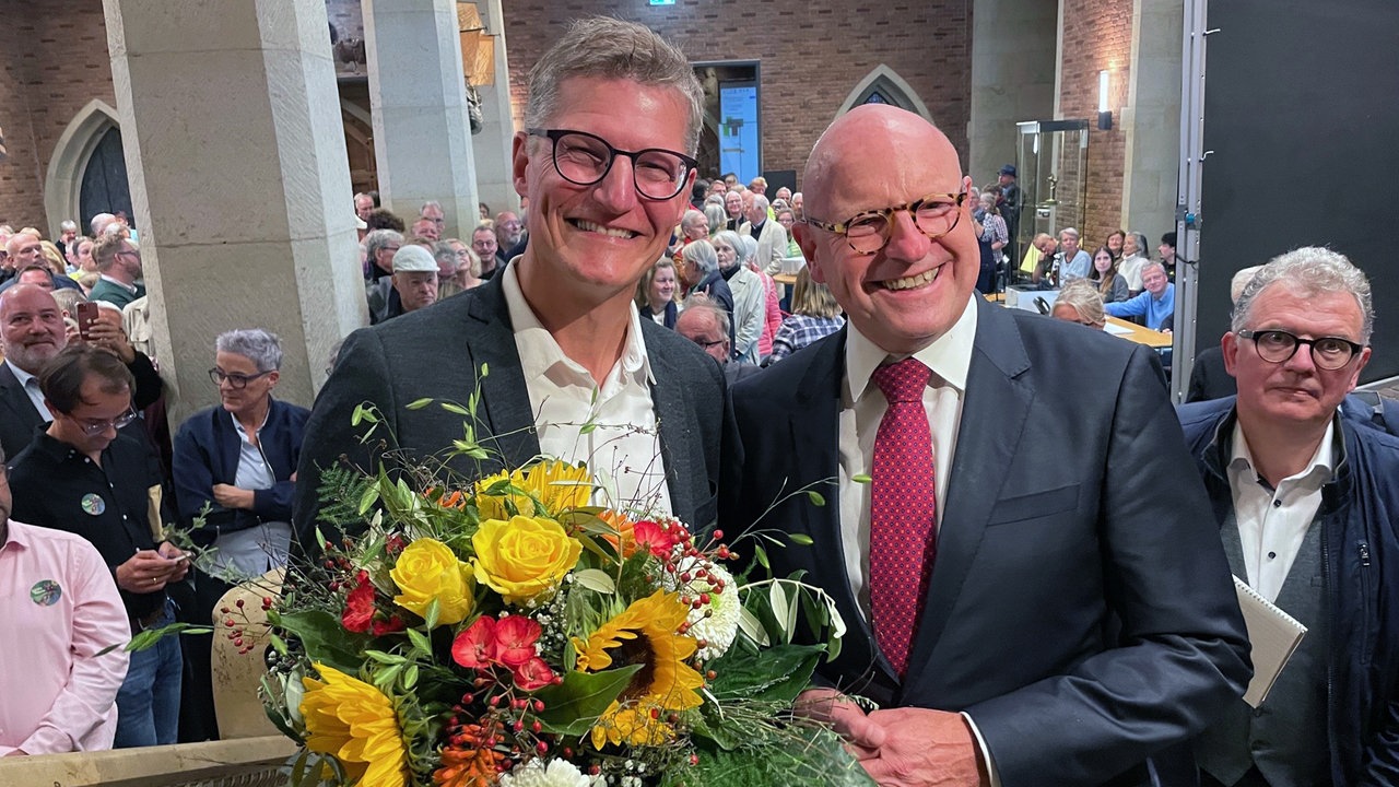 Markus Lewe (CDU) gratuliert dem neuen Oberbürgermeister Tilman Fuchs (Grüne)