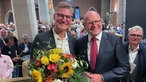 Markus Lewe (CDU) gratuliert dem neuen Oberbürgermeister Tilman Fuchs (Grüne)