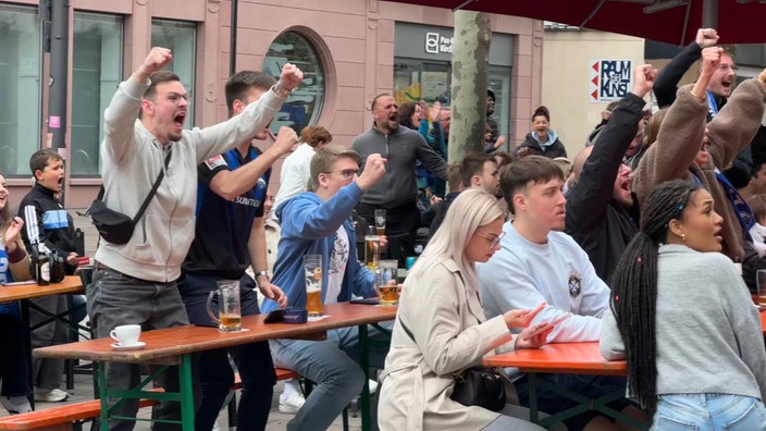 Menschenmenge jubelt und freut sich über Führungstreffer von Paderborn