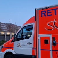 Ein Rettungswagen steht auf einem Parkplatz