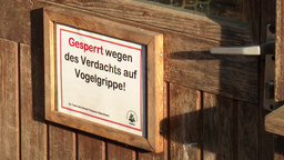 Ein Schild mit der Aufschrift "Gesperrt wegen Verdachts auf Vogelgrippe".
