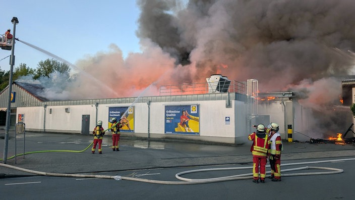 Die Feuerwehr bekämpft einen Großbrand in einer Lidl-Filiale