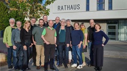 Die Ratsfraktion der Grünen in Lage vor dem Rathaus