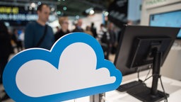 Eine Wolke, Symbol für Cloud-Dienste, auf der CeBIT in Hannover an einem Stand.