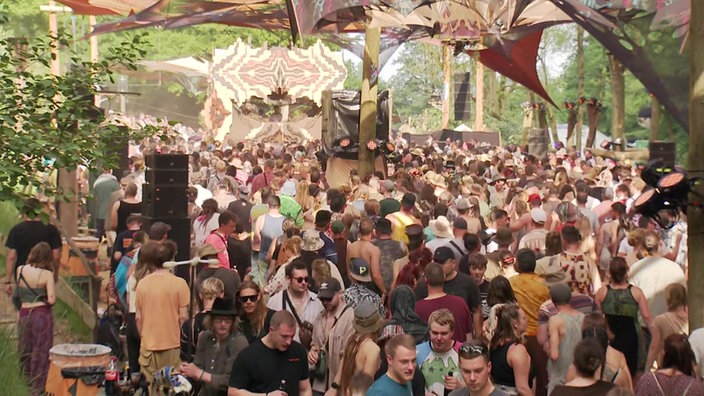 Hunderte Menschen tanzen unter einem Himmel aus bunten Tüchern auf dem Musikfestival "Hai in den Mai"