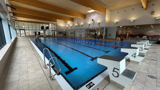 Wasserbecken mit Startblöcken