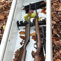 geöffneter Tresor mit Gewehren