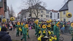 Manche Personen sind als Sonnenblumen verkleidet