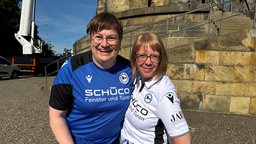 Arminia-Fans Anke Frackowiak (l.) und Uli Pfingsten (r.)