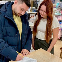 Mann und Frau nehmen an der Unterschriftenaktion teil