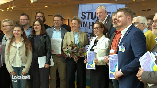 Die Ministerin nsach er Übergabe der Unterschriften