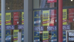 Rabatt Plakate im Schaufenster
