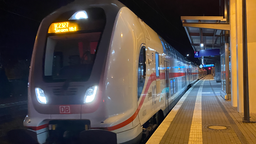 Ein IC am Bahnhof in Siegen